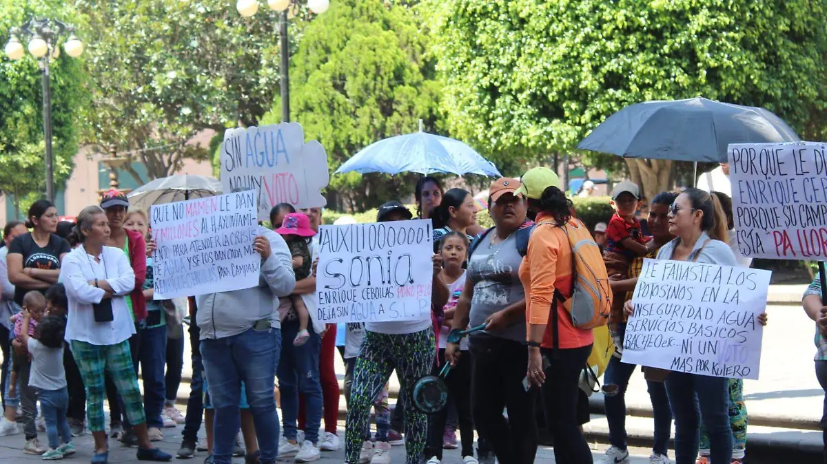 Manifestación por agua frente a Palacio Municipal